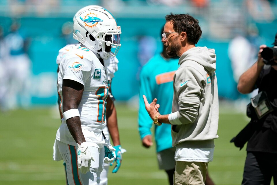 Tyreek Hill sammen med Miami Dolphins-hovedtrener Mike McDaniel under oppvarmingen til søndagens NFL-kamp. Tyreek Hill sammen med Miami Dolphins-hovedtrener Mike McDaniel under oppvarmingen til søndagens NFL-kamp. Foto: Rebecca Blackwell, AP / NTB