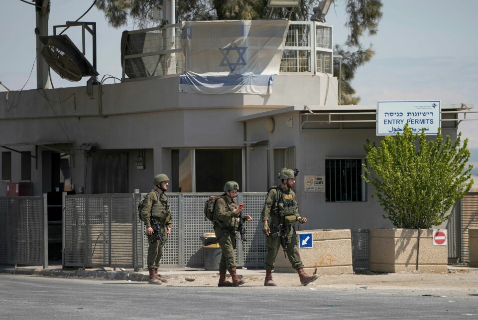 Israelske soldater holder vakt i nærheten av stedet der en antatt jordansk statsborger skjøt og drepte tre israelere på grensen til Vestbredden. Israelske soldater holder vakt i nærheten av stedet der en antatt jordansk statsborger skjøt og drepte tre israelere på grensen til Vestbredden. Foto: Mahmoud Illean / AP / NTB
