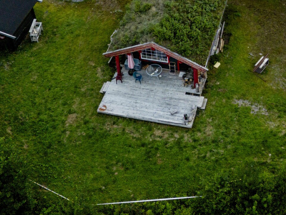 Det var i nærheten av denne hytta i Nes i Ådal at Jonas Aarseth Henriksen (30) ble funnet drept for litt over ett år siden. Bildet viser hytten i Nes i Ådal som Jonas Henriksen ble funnet drept i nærheten av.