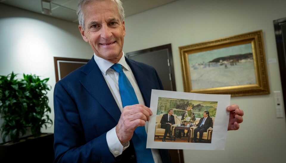 Statsminister Jonas Gahr Støre (Ap) viser fram et bilde fra et tidligere møte med Kinas president Xi Jinping. Den gang var han utenriksminister og tok flyet tidlig om morgenen etter sin egen 50-årsfest, for et dagsbesøk til Beijing. Xi var dengang visepresident. Statsminister Jonas Gahr Støre (Ap) viser fram et bilde fra et tidligere møte med Kinas president Xi Jinping. Dengang var han utenriksminister og tok flyet tidlig om morgenen etter sin egen 50-årsfest, for et dagsbesøk til Beijing. Xi var dengang visepresident. Foto: Heiko Junge / NTB
