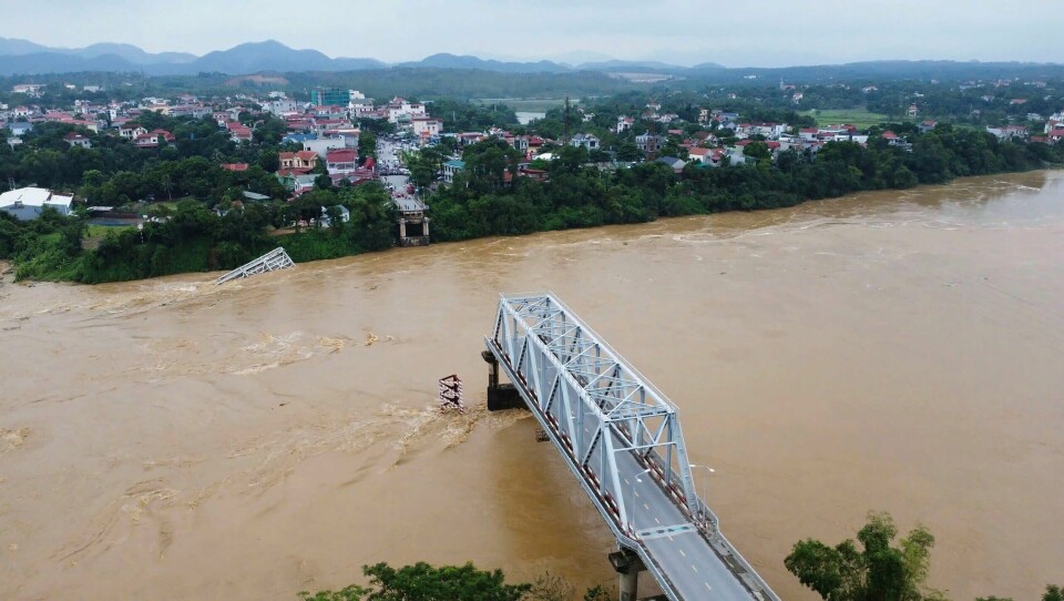 En sterkt trafikkert bro i Phu Tho-provinsen i Vietnam kollapset mandag morgen. Det er foreløpig ikke meldt om noen dødsfall, men to mennesker er sendt til sykehus. En sterkt trafikkert bro i Phu Tho-provinsen i Vietnam kollapset mandag morgen. Det er foreløpig ikke meldt om noen dødsfall, men to mennesker er sendt til sykehus. Foto: Bui Van Lanh / VNA / AP / NTB