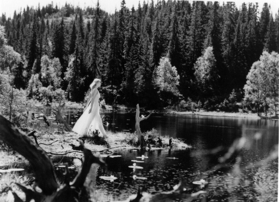 Skuespiller Henny Moan i filmen «De dødes tjern» i 1958, basert på boken ved samme navn av Bernhard Borge, pseudonymet som eksmannen André Bjerke gikk under. Skuespiller Henny Moan i filmen «De dødes tjern» i 1958, basert på boken ved samme navn av Bernhard Borge, pseudonymet som eksmannen André Bjerke gikk under.