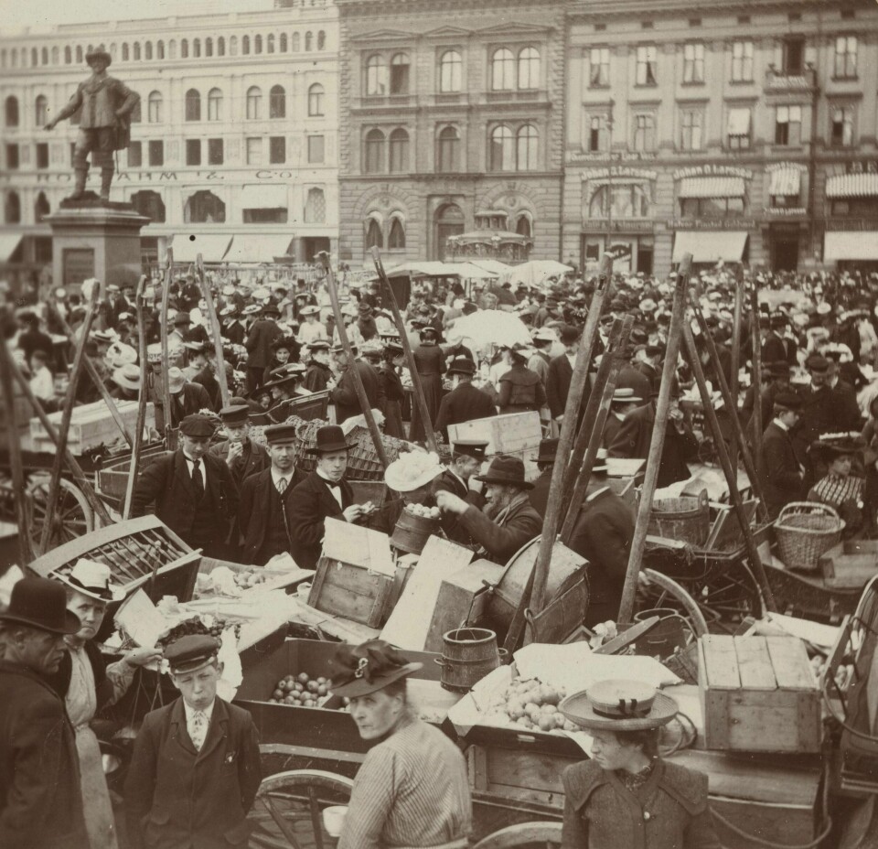 Markedet på Stortorget omkranser Christian 4. – statuen. Statuen var fra starten kontroversiell. Markedet på Stortorget omkranser Christian 4. – statuen. Statuen var fra starten kontroversiell.