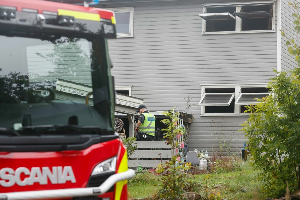 Mannskaper fra nødetatene utenfor boligen i Tønsberg der to personer døde i en brann mandag formiddag. Mannskaper fra nødetatene utenfor boligen der to personer døde i en brann mandag formiddag.Foto: Peder Gjersøe / NTB
