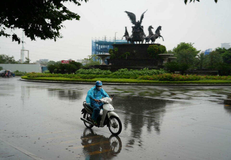 En mann på motorsykkel i regnvær forårsaket av tyfonen Yagi i Vietnams hovedstad Hanoi lørdag. En mann på motorsykkel i regnvær forårsaket av tyfonen Yagi i Vietnams hovedstad Hanoi lørdag. Foto: Hau Dinh / AP / NTB