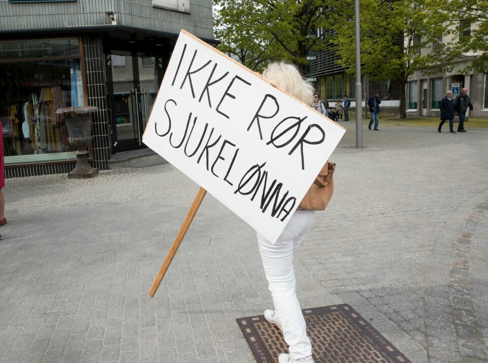 Den sikreste måten å havne på kant med LO, har vært å åpne for å kutte i sykelønna, skriver vår kommentator. Mandag begynte forhandlingene om ny IA-avtale. Bildet er fra 1. mai-markering i Drammen. .