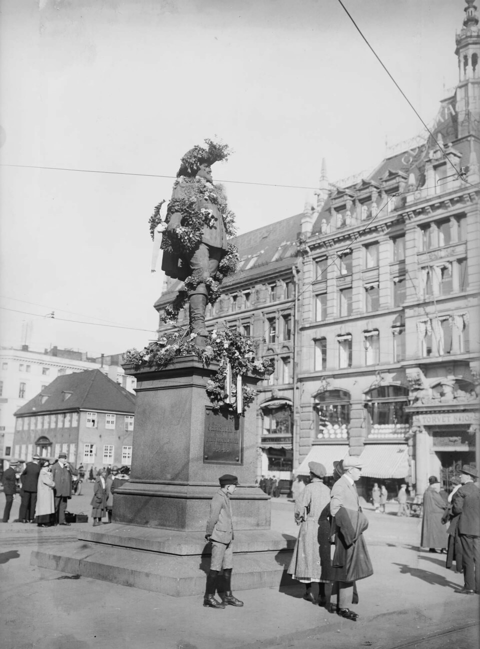 Christian 4.-statuen på Stortorget pyntet på 300-årsdagen. Christian 4.-statuen på Stortorget pyntet på 300-årsdagen.