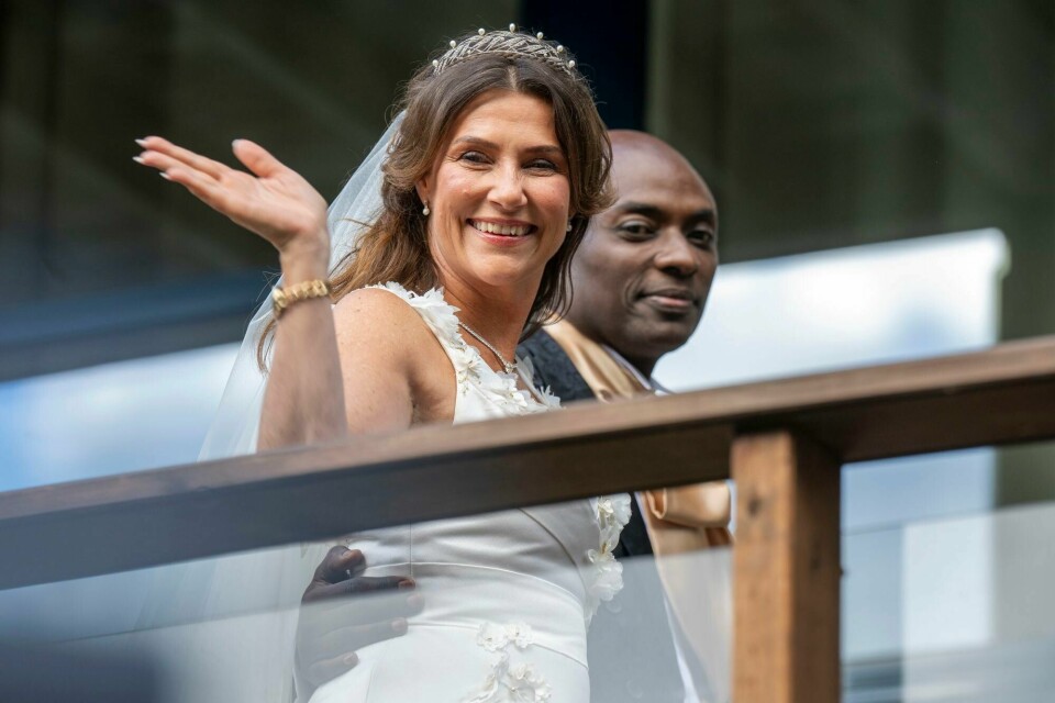 Hadde kongen betalt for alt, kunne folket jublet og sett den forelskede datteren og den utkårede i all sin kjærlighetsglede, skriver Trine Benum Brekke i sitt lille eventyr. Bryllup, prinsesse Märtha Louise og Durek Verrett. Geiranger 31. august 2024.