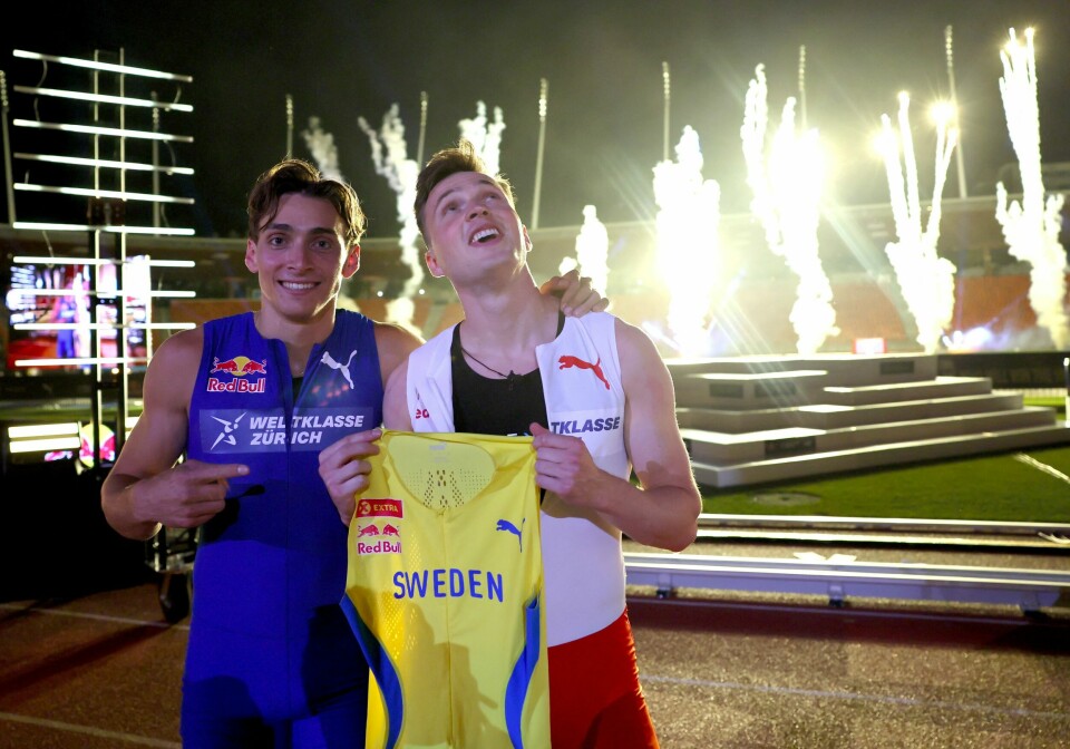 Karsten Warholm tapte showoppgjøret mot Mondo Duplantis (t.v.) i forrige uke og pådro seg skaden som setter stopp for sesongen. Karsten Warholm tapte prestisjeoppgjøret mot Mondo Duplantis onsdag, og skulle egentlig stilt i svensk landslagsdrakt. Det blir det ikke noe av, grunnet en kjenning i låret.