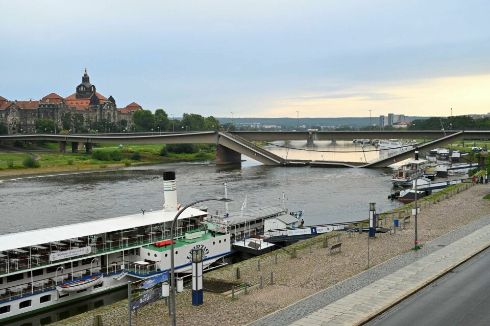 Deler av Carola-broen i Dresden kollapset natt til onsdag. View of the broken part of the Carola Bridge (Carolabruecke) which collapsed into the Elbe, in Dresden, Germany September 11, 2024. REUTERS/Matthias Rietschel