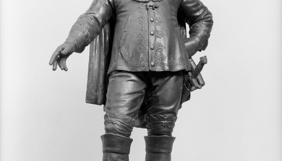 Kommunen lyste i 1875 ut konkurranse for utformingen av Christian 4.-statuen, men ingen av førsteutkastene ble godkjent, og det ble omkamp mellom Brynjulf Bergslien og Carl Ludvig Jacobsen. Foto av vinner Jacobsens andreutkast. Kommunen lyste i 1875 ut konkurranse for utformingen av Christian 4.-statuen, men ingen av førsteutkastene ble godkjent, og det ble omkamp mellom Brynjulf Bergslien og Carl Ludvig Jacobsen. Foto av vinner Jacobsens andreutkast.