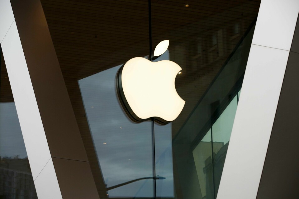 Apple-logoen på en butikk i New York i USA. Betalingsappen Apple Pay skal kunne brukes av konkurrenter og tredjeparter i EU. Foto: Kathy Willens / AP / NTB