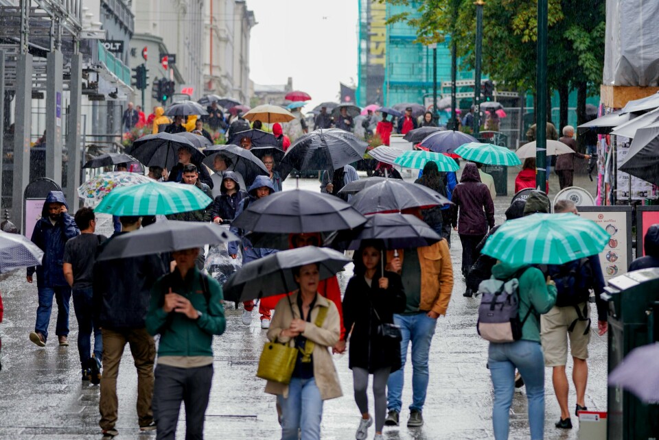 Illustrasjonsfoto. Oslo 20240909. Paraplyer i Karl Johans gate i Oslo. Meteorologene har sendt ut gult og oransje farevarsel for regn i deler av landet.Foto: Gorm Kallestad / NTB