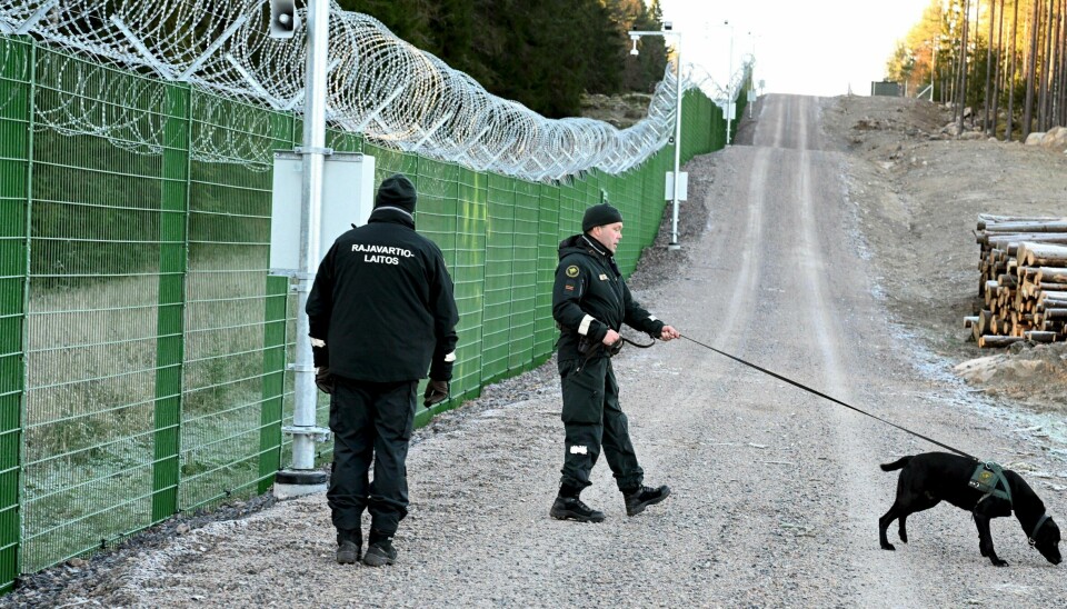 Finske grensevakter ved grensegjerdet mot Russland i Imatra i oktober 2023. Finske grensevakter ved grensegjerdet til Russland i Imatra. Bildet er tatt 26. oktober. Foto: Jussi Nukari / Lehtikuva / AP / NTB