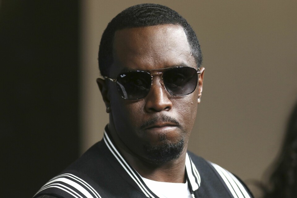 Rapper «Diddy» Combs er dømt til å betale 100 millioner dollar til en mann som har anklaget ham for seksuelt overgrep for nesten 30 år siden. Rapperen Diddy fratas æresgraden han fikk i 2014 etter publiseringen av et overvåkningsopptak der han mishandler ekskjæresten. Arkivfoto: Willy Sanjuan / Invision / AP / NTB