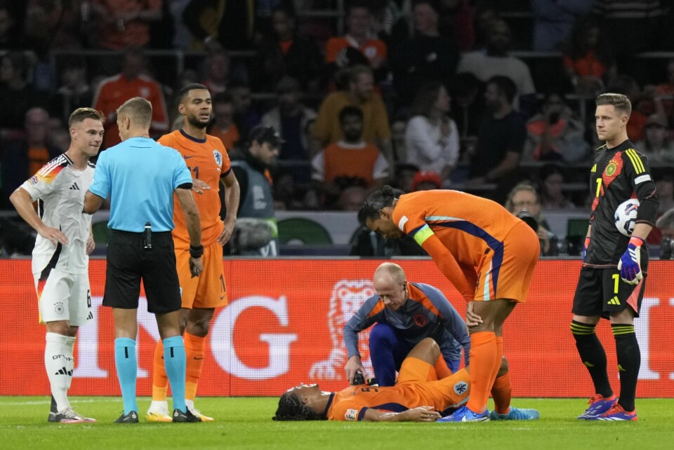 Nathan Aké får behandling på banen i slutten av første omgang mellom Nederland og Tyskland. Manchester City-spilleren måtte bæres ut. Nathan Aké får behandling på banen i slutten av første omgang mellom Nederland og Tyskland. Manchester City-spilleren måtte bæres ut. Foto: Peter Dejong., AP / NTB