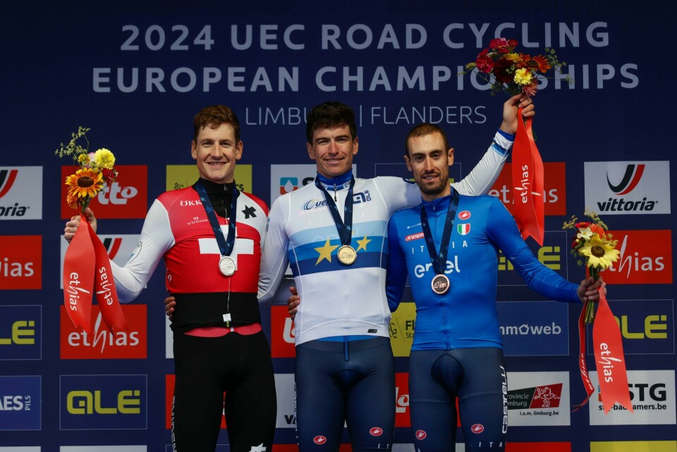 Italieneren Edoardo Affini (midten) ble europamester i temposykling foran favoritten Stefan Küng fra Sveits (t.v.) og landsmann Mattia Cattaneo som tok bronsen. Italieneren Edoardo Affini (midten) ble europamester i temposykling foran favoritten Stefan Küng fra Sveits (t.v.) og landsmann Mattia Cattaneo som tok bronsen.