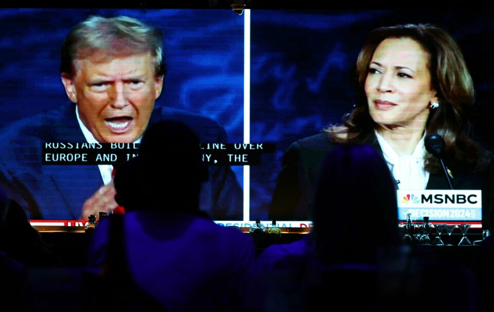 Det var knyttet stor spenning til den TV-sendte debatten mellom presidentkandidatene Donald Trump og Kamala Harris natt til onsdag norsk tid. Ifølge ekspertisen kom Harris best ut. WEST HOLLYWOOD, CALIFORNIA - SEPTEMBER 10: People watch the ABC News presidential debate between Democratic presidential nominee, U.S. Vice President Kamala Harris and Republican presidential nominee, former U.S. President Donald Trump at a debate watch party at The Abbey, an iconic gay bar, on September 10, 2024 in West Hollywood, California. Harris and Trump are facing off in their first presidential debate of the 2024 presidential cycle. Mario Tama/Getty Images/AFP (Photo by MARIO TAMA / GETTY IMAGES NORTH AMERICA / Getty Images via AFP)