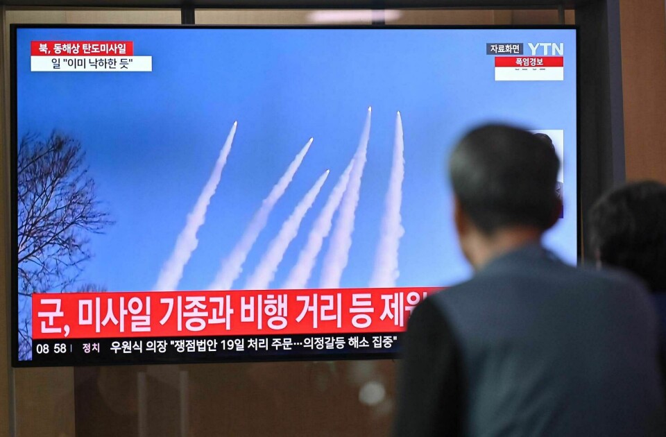 En mann på en jernbanestasjon i Seoul i Sør-Korea ser på en TV som skal vise en nord-koreansk test av kortdistanseraketter torsdag. A man watches a television screen showing a news broadcast with file footage of a North Korean missile test, at a train station in Seoul on September 12, 2024. North Korea fired multiple short range ballistic missiles into waters east of the Korean peninsula on September 12, Seoul's military reported, days after the nuclear-armed North marked a state anniversary. (Photo by Jung Yeon-je / AFP)
