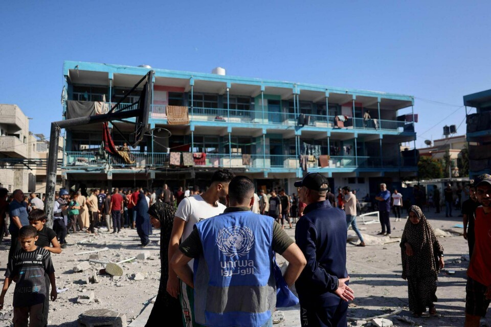 Et UNRWA-medlem ved skolen som onsdag ble angrepet av Israel. Seks av hans UNRWA-kolleger ble drept i angrepet, som kostet minst 14 mennesker livet. A member of the United Nations Relief and Works Agency for Palestine Refugees (UNRWA) checks the courtyard of a school after an Israeli air strike hit the site, in Nuseirat in the central Gaza Strip on September 11, 2024, amid the ongoing war in the Palestinian territory between Israel and Hamas. An Israeli air strike on September 11 hit a central Gaza school, with the Hamas-run territory's civil defence agency reporting 10 killed in the facility turned displacement shelter and the military saying it had targeted militants. (Photo by Eyad BABA / AFP)
