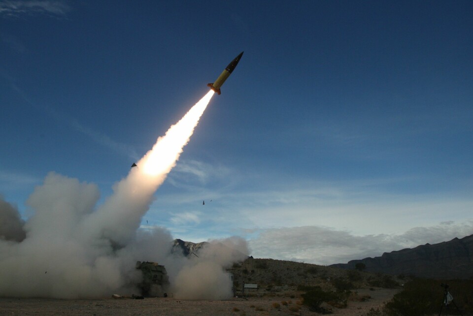 Illustrasjonsfoto Ukraina har fått raketter av typen ATACMS fra USA, men har hittil ikke fått bruke dem mot mål langt inne i Russland. Rakettene har en rekkevidde på opptil 300 kilometer. Dette bildet er fra en test av en slik rakett i USA. Foto: U.S. Army / AP / NTB