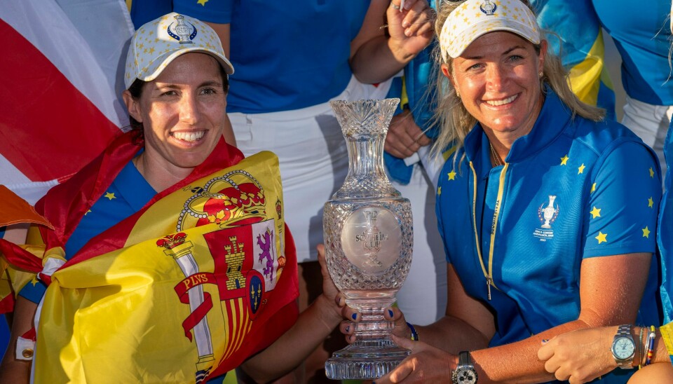 Suzann Pettersen jager et nytt trofé i Solheim Cup. Europas lagkaptein Suzann Pettersen poserer med den spanske hjemmefavoritten Carlota Ciganda, som sikret vinnerpoenget da USA ble slått i Solheim Cup. Foto: Bernat Armangue, AP / NTB