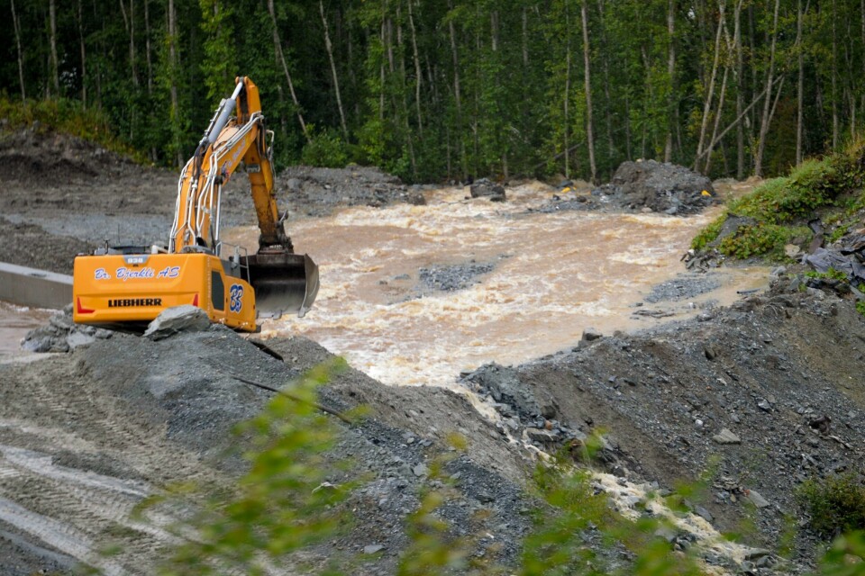 Det graves for å fjerne vannet ved Helltunnelen på E6 mellom Trondheim og Stjørdal etter regnværet som kom natt til tirsdag. Det graves for å fjerne vannet ved Helltunnelen på E6 mellom Trondheim og Stjørdal etter regnværet som kom natt til tirsdag. Foto: Joakim Halvorsen / NTB