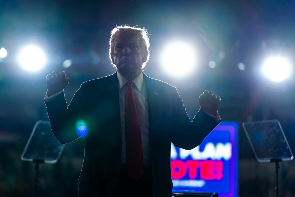 Republikaneren Donald Trump tapte mot Joe Biden i 2020-valget. Nå skal han prøve å slå Bidens visepresident Kamala Harris. Valgdagen i USA er 5. november. Republican presidential candidate former President Donald Trump pumps his fists after speaking at a campaign rally, Wednesday, July 31, 2024, in Harrisburg, Pa. (AP Photo/Alex Brandon)