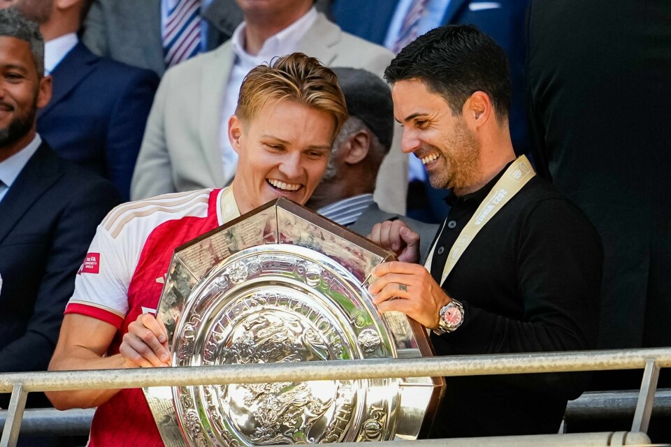Mikel Arteta har forlenget kontrakten med Arsenal. Her med kaptein Martin Ødegaard. I starten av årets sesong vant Arsenal Community Shield. Søndag kan de løfte Premier League-trofeet. Foto: Beate Oma Dahle / NTB
