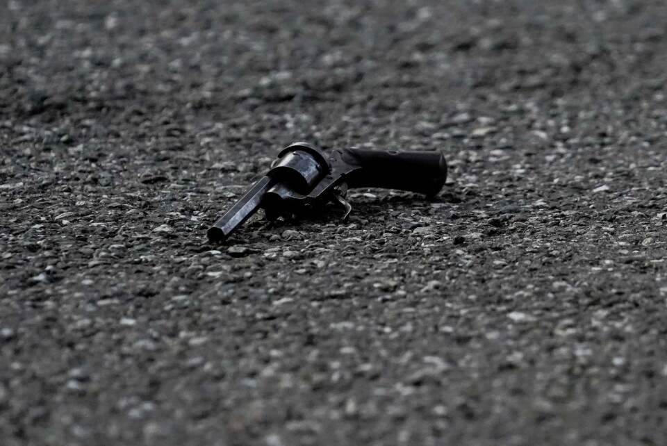 En revolver ligger igjen på bakken etter melding om skyting på Ammerud i Oslo. En revolver ligger igjen på bakken etter melding om skyting på Ammerud i Oslo. Foto: Amanda Pedersen Giske / NTB