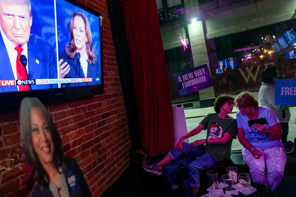 Et klart flertall av registrerte velgere som så TV-debatten mellom Donald Trump og Kamala Harris mener Demokratenes kandidat kom best ut, viser en meningsmåling utført for CNN. Et klart flertall av registrerte velgere som så TV-debatten mellom Donald Trump og Kamala Harris mener Demokratenes kandidat kom best ut, viser en meningsmåling utført for CNN. Foto: AP / NTB