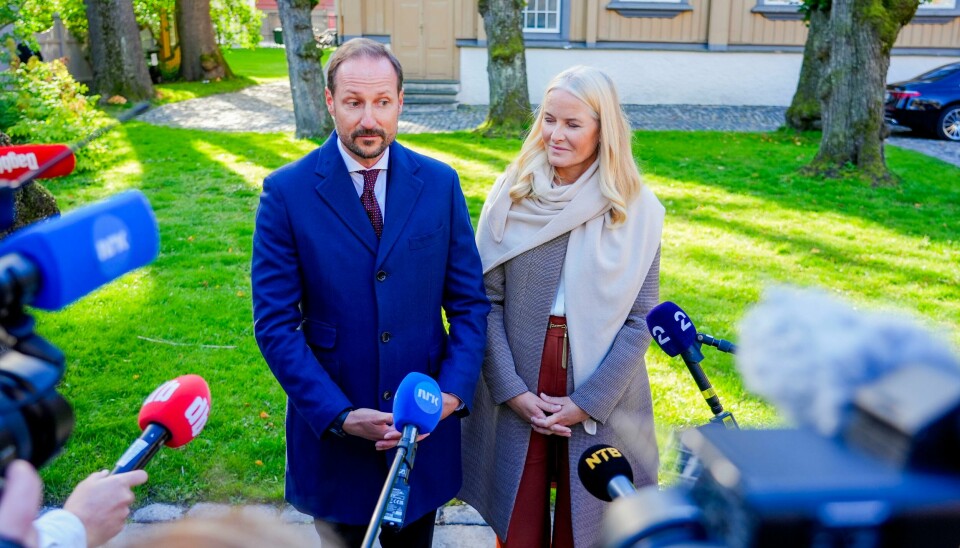Kronprins Haakon og kronprinsesse Mette-Marit møtte pressen ved Stiftsgården i Trondheim torsdag. Paret er på fylkestur og har besøkt en rekke trønderkommuner. De fleste spørsmålene fra pressen har imidlertid dreid seg om saken mot Marius Borg Høiby. Kronprins Haakon og kronprinsesse Mette-Marit møtte pressen ved Stiftsgården i Trondheim torsdag. Paret er på fylkestur og har besøkt en rekke trønderkommuner. De fleste spørsmålene fra pressen har imidlertid dreid seg om saken mot Marius Borg Høiby. Foto: Lise Åserud / NTB