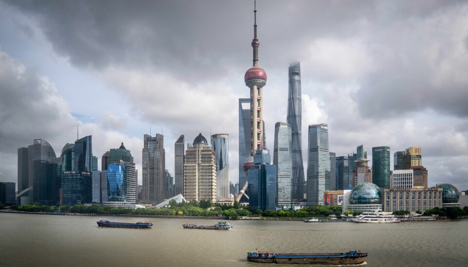Shanghai og resten av Kina åpnes snart opp for nordmenn uten visum. Her frakter elvebåter frakter varer på Huangpu-elven forbi Shanghais berømte skyline. Shanghai og resten av Kina åpnes snart opp for nordmenn uten visum. Her frakter elvebåter frakter varer på Huangpu-elven forbi Shanghais berømte skyline.Foto: Heiko Junge / NTB
