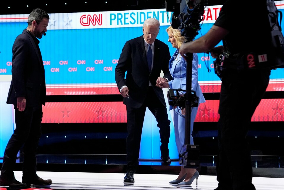 USAs president Joe Biden på vei ned fra scenen etter TV-debatten på CNN mot Republikanernes Donald Trump 27. juni. Biden trakk seg som Demokratenes presidentkandidat kort tid etter debatten, etter en svak forestilling. FILE - President Joe Biden, from second left, and first lady Jill Biden, walk off stage at the endof a presidential debate with Republican presidential candidate former President Donald Trump June 27, 2024, in Atlanta. (AP Photo/Gerald Herbert, File)