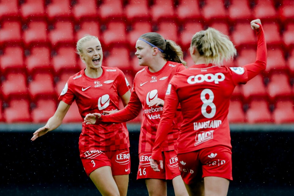 Signe Gaupset (i midten) kunne juble for scoring mot Stabæk i Toppserien lørdag. Mia Authen, Signe Gaupset og Karoline Heimvik Haugland kunne juble for scoring mot Kolbotn lørdag. Foto: Paul S. Amundsen / NTB