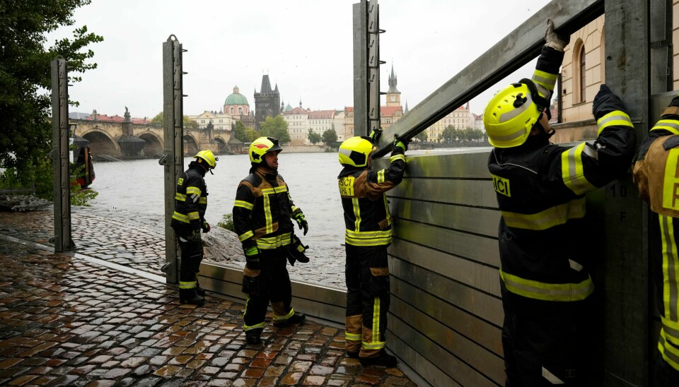 Brannmannskaper i Tsjekkias hovedstad Praha setter opp flomvern langs bredden av elva Vltava. Brannmannskaper i Tsjekkias hovedstad Praha setter opp flomvern langs bredden av elva Vltava. Foto: AP / NTB