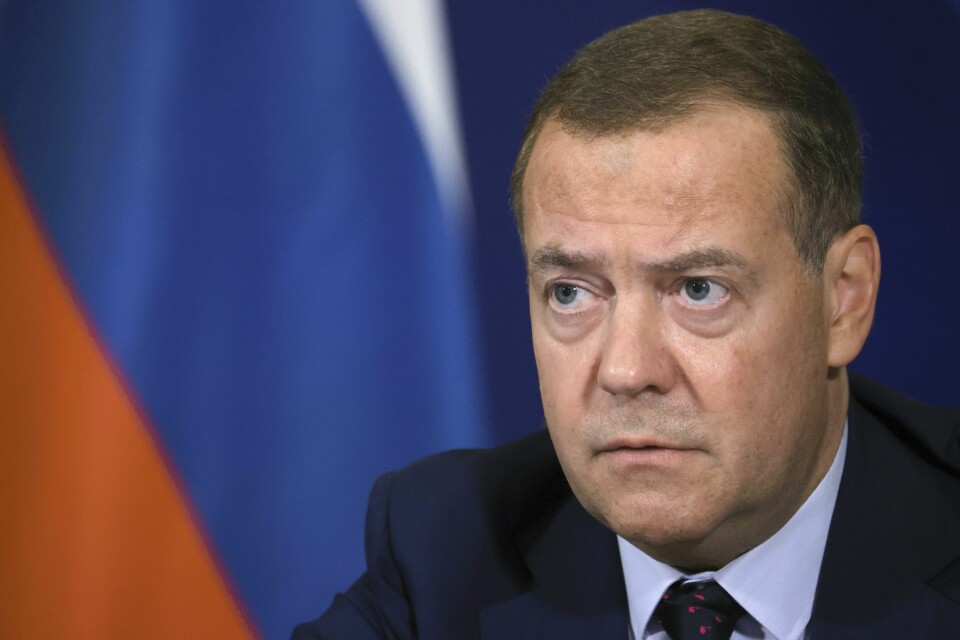 Russland kan svare på angrep med langtrekkende vestlige våpen ved å utslette Ukrainas hovedstad Kyiv, sier tidligere president Dmitrij Medvedev. Russland kan svare på angrep med langtrekkende vestlige våpen ved å utslette Ukrainas hovedstad Kyiv, sier tidligere president Dmitrij Medvedev. Foto: Sputnik / AP / NTB