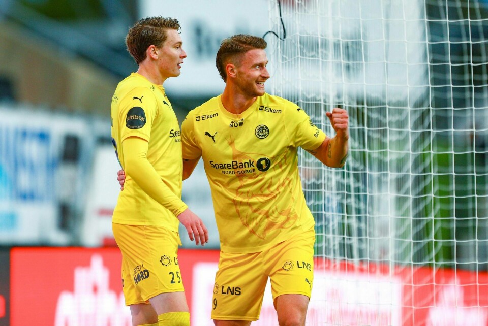 Kasper Høgh jubler for mål og gratuleres av Isak Dybvik Määtä på Aspmyra stadion fredag kveld. Kasper Høgh jubler for mål og gratuleres av Isak Dybvik Määtä på Aspmyra stadion fredag kveld.