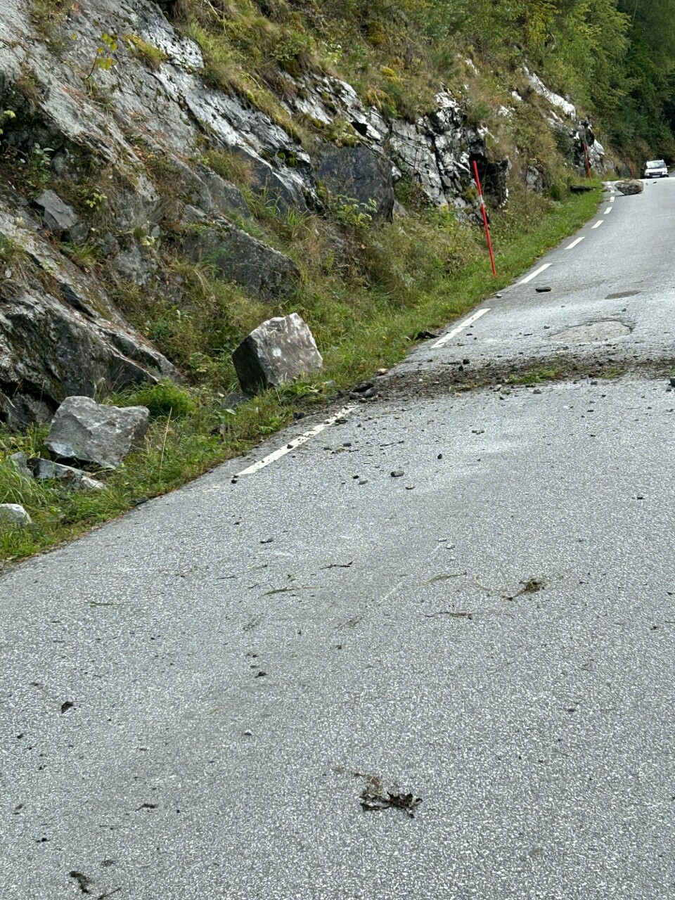 Et steinras har gått over Fv 5616, Fimreitevegen, i Sogndal og politiet frykter nye ras og anmoder folk å holde seg unna det rasutsatte området. Et steinras har gått over Fv 5616, Fimreitevegen, i Sogndal og politiet frykter nye ras og anmoder folk å holde seg unna det rasutsatte området. Foto: Politiet / NTB