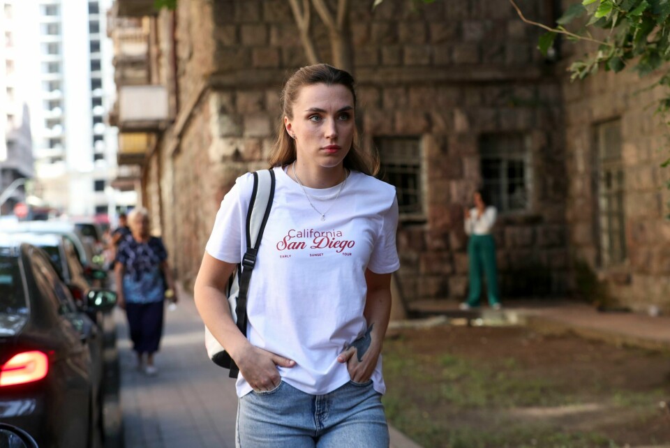 28 år gamle Dziana Maiseyenka flyktet fra Belarus i fjor og opplevde nylig å bli arrestert på grensen mellom Armenia og Georgia. Hun ble fortalt at myndighetene i Minsk hadde utstedt en internasjonal arrestordre mot henne, der anklagen lød på «organisering av masseuroligheter». Hun sier selv hun var heldig som ikke ble utlevert. 28 år gamle Dziana Maiseyenka flyktet fra Belarus i fjor og opplevde nylig å bli arrestert på grensen mellom Armenia og Georgia. Hun ble fortalt at myndighetene i Minsk hadde utstedt en internasjonal arrestordre mot henne, der anklagen lød på «organisering av masseuroligheter». Hun sier selv hun var heldig som ikke ble utlevert. Foto: Hayk Baghdasaryan/Photolure via AP / NTB