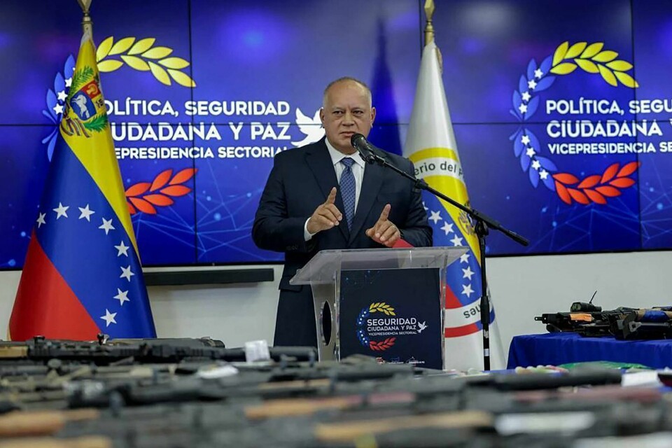 Ifølge innenriksminister Diosdado Cabello er de seks pågrepne del av et komplott ledet av USAs etterretningstjeneste CIA for å drepe landets leder og styrte regjeringen. Her viser han fram våpnene de angivelig har konfiskert. Ifølge innenriksminister Diosdado Cabello er de seks pågrepne del av et komplott ledet av USAs etterretningstjeneste CIA for å drepe landets leder og styrte regjeringen. Her viser han fram våpnene de angivelig har konfiskert.