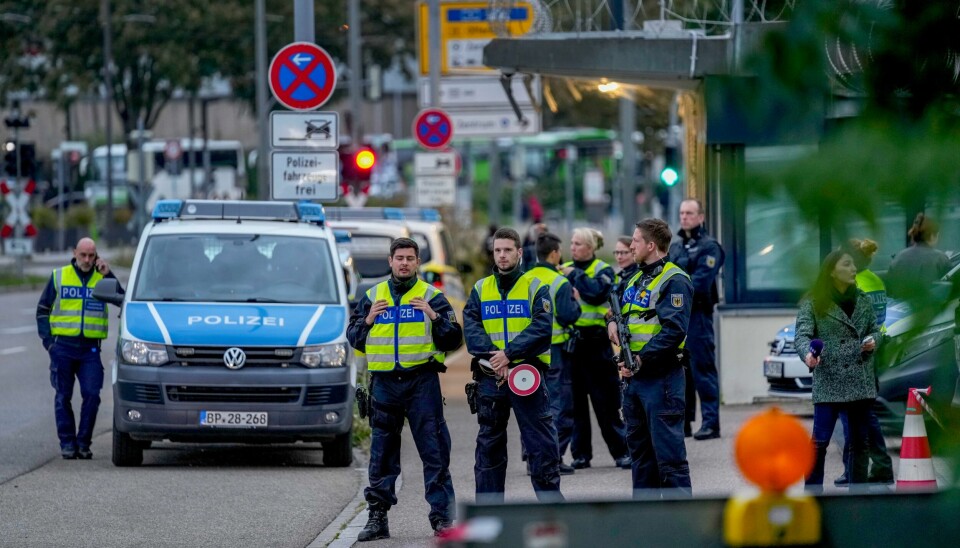 Tyske politifolk ved grensa mellom Tyskland og Frankrike i Kohl mandag morgen. Tyske politifolk ved grensa mellom Tyskland og Frankrike i Kohl mandag morgen. Foto: Michael Probst / AP / NTB