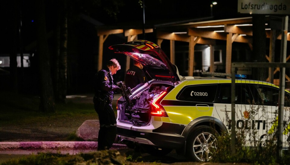 Politiet er på Mortensrud med flere enheter etter flere meldinger om smell. De bekrefter at det har vært løsnet flere skudd. Politiet er på Mortensrud med flere enheter etter flere meldinger om smell. Der har det med stor sikkerhet vært løsnet flere skudd. Foto: Fredrik Varfjell / NTB