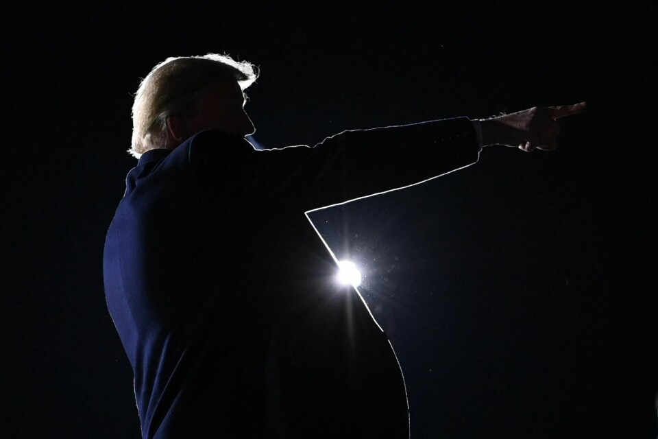 Donald Trump har igjen blikket festet mot Det hvite hus i Washington D.C. (FILES) US President Donald Trump points after speaking during a rally in support of Republican incumbent senators Kelly Loeffler and David Perdue ahead of Senate runoff in Dalton, Georgia on January 4, 2021. onald Trump's populist, politically incorrect language is often framed as an asset but a troubling escalation in his incendiary rhetoric is prompting fears over the potential for violence among his inflamed supporters. In recent days, the irascible former US president and 2024 candidate has implied that the country's top military officer should be executed and joked about the elderly husband of a political foe being attacked in a home invasion. Critics say he hit a new low last week with comments about illegal immigrants so extreme that the Anti-Defamation League, a Jewish advocacy group, saw echoes of Nazi rhetoric. (Photo by MANDEL NGAN / AFP)