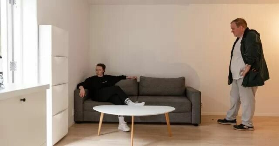 Marita Henriksen på plass i den 24 kvadratmeter store kjellerleiligheten på Grefsen med venn og flyttehjelper Kim Emil Halvorsen. Marita Henriksen på plass i den 24 kvadratmeter store kjellerleiligheten på Grefsen med venn og flyttehjelper Kim Emil Halvorsen.