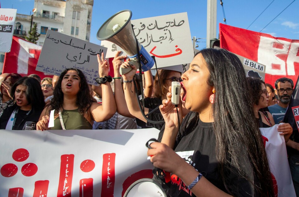 Tusenvis av tunisiere demonstrerte fredag mot undertrykking av politisk motstand i forkant av valget om tre uker. Tusenvis av tunisiere demonstrert fredag mot undertrykking av politisk motstand i forkant av valget om tre uker. Foto: Anis Mili / AP / NTB