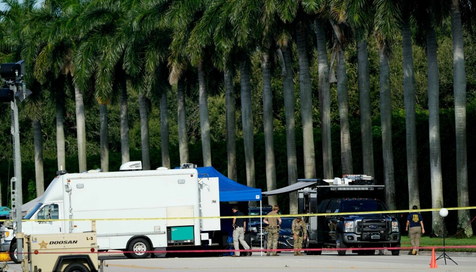 Telefonsignaler viser at mannen som er siktet etter det angivelige attentatet mot Donald Trump, var nær golfbanen i rundt 12 timer før han ble oppdaget. Politiet finkjemmer omårdet der en antatt gjerningsmann ble pågrepet i Florida søndag kveld. Foto: Lynne Sladky / AP / NTB
