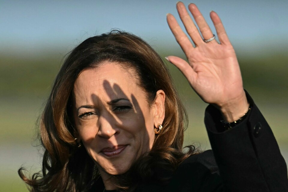 Visepresident Kamala Harris har hatt flyt på målingene, men det er svært jevnt i kampen mot Donald Trump. TOPSHOT - US Vice President and Democratic presidential candidate Kamala Harris waves as she arrives at Philadelphia International Airport in Philadelphia, Pennsylvania, on September 9, 2024. Harris and former US President and 2024 Republican presidential candidate Donald Trump will participate in a televised debate in Philadelphia on September 10. (Photo by Jim WATSON / AFP)