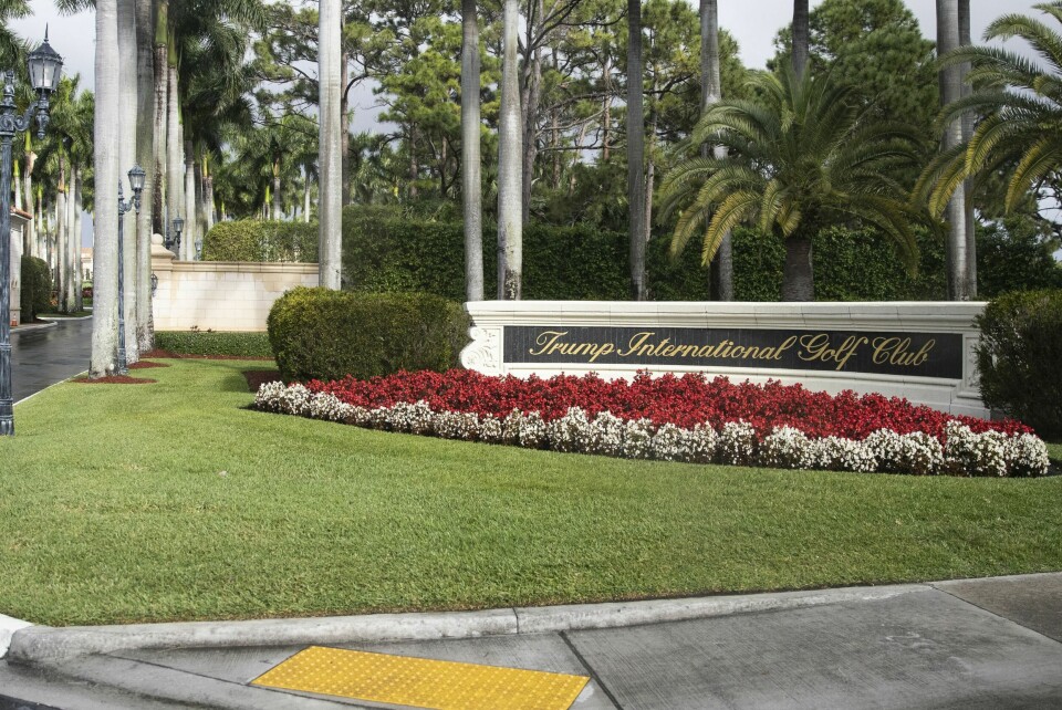 FILE - The motorcade for President Donald Trump arrives at Trump International Golf Club, Feb. 15, 2020, in West Palm Beach, Fla. Utenfor Trump International Golf Club i West Palm Beach ble det avfyrt skudd søndag, ifølge amerikanske medier. Foto: Alex Brandon / AP / NTB