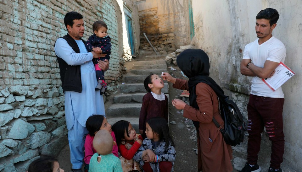 Barn blir vaksinert mot polio i Kabul i mars 2021. Arkivfoto. Denne jenta i Kabul fikk poliovaksine i mars i år. Mandag starter en landsomfattende vaksinekampanje, opplyser Taliban. Arkivfoto: Rahmat Gul / AP / NTB